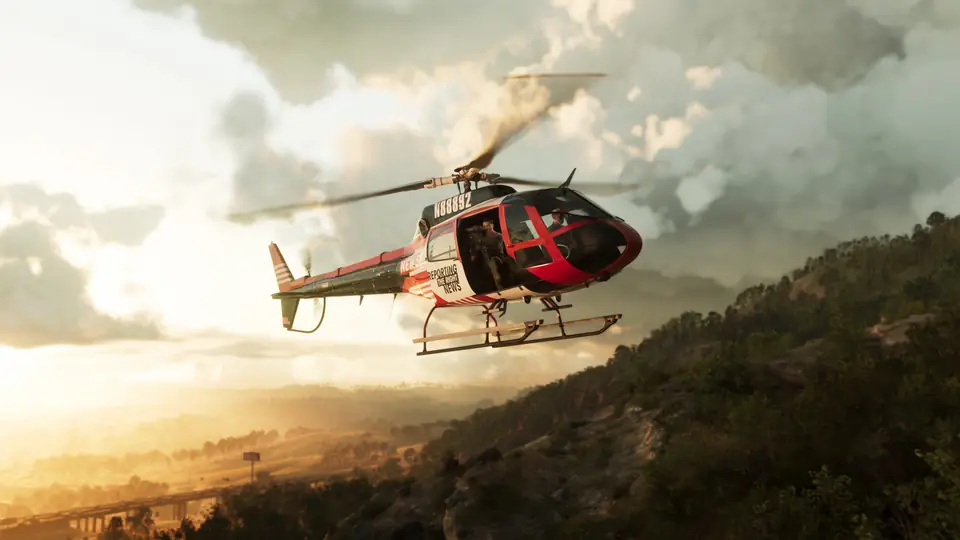 Helicóptero de un canal de noticias sobrevolando las colinas al atardecer